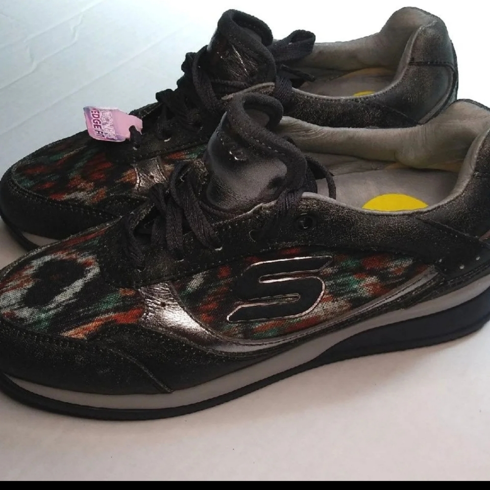 Women's Skechers wedge fit new shoes size 5